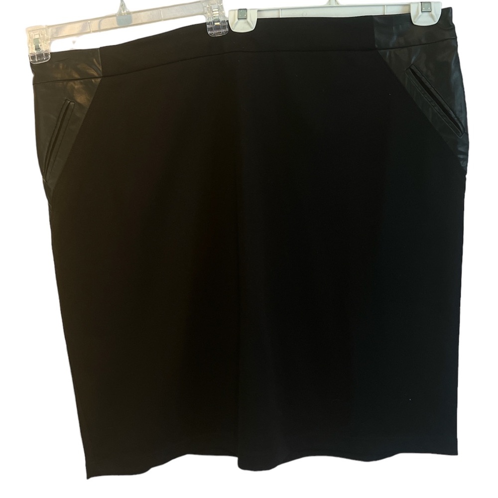 4X Stretchy Black Skirt with Pockets
